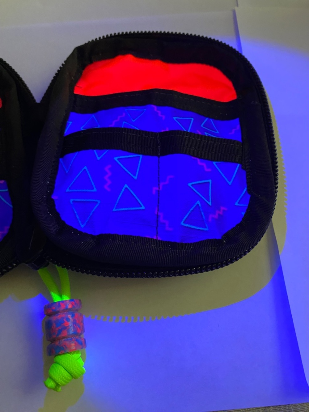 Glows in the dark. EDC mini, Wiscoworks beads. Glow-in-the dark materials. - Picture 4 of 10